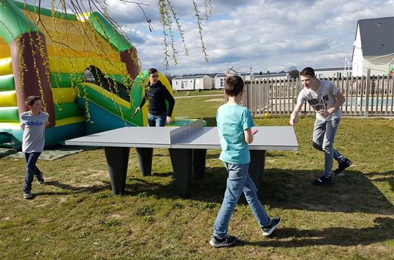 Teenagers - table de ping-pong - Camping Loire et Châteaux