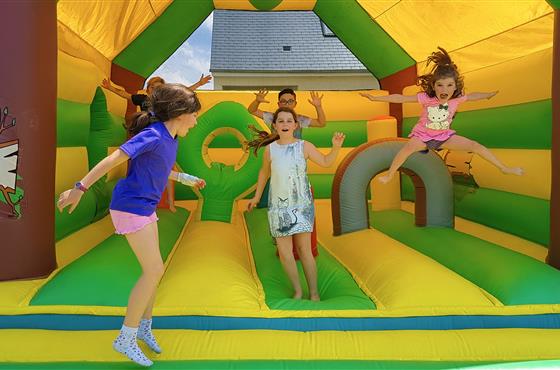 Camping Loire et Châteaux, campsite near the castles of the Loire in Bréhémont, in the Indre et Loire offers the rent of mobile homes and camping pitches, campsite with heated swimming pool in the Val de Loire