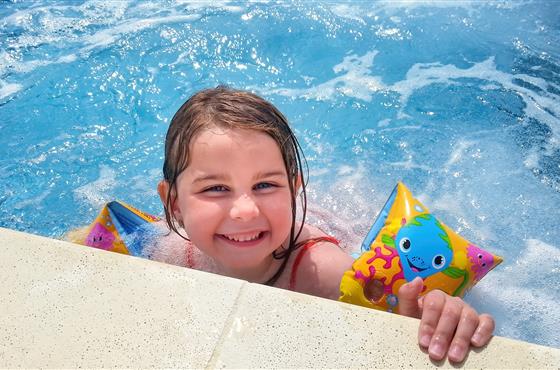 Camping Loire et Châteaux, campsite near the castles of the Loire in Bréhémont, in the Indre et Loire offers the rent of mobile homes and camping pitches, campsite with heated swimming pool in the Val de Loire