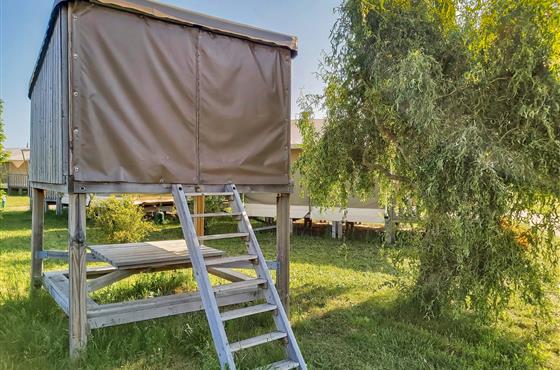 Campétoile 2 personnes - Espace de couchage et table couverte-Camping Loire et Châteaux-Bréhémont