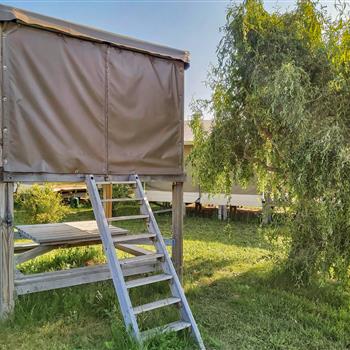 Campétoile 2 personnes - Espace de couchage et table couverte-Camping Loire et Châteaux-Bréhémont