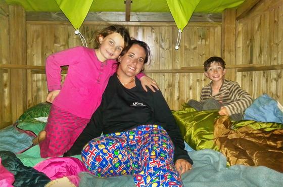 Campétoile 2 personnes - Espace de couchage et table couverte-Camping Loire et Châteaux-Bréhémont