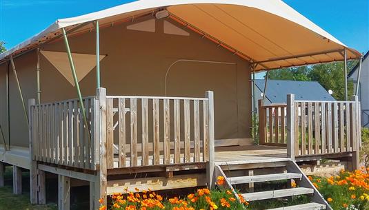 Bungalow toilé 4/5 personnes 2 chambres au Camping Loire et Châteaux à Bréhémont en Indre et Loire proche de Tours et Saumur, près des châteaux de La Loire
