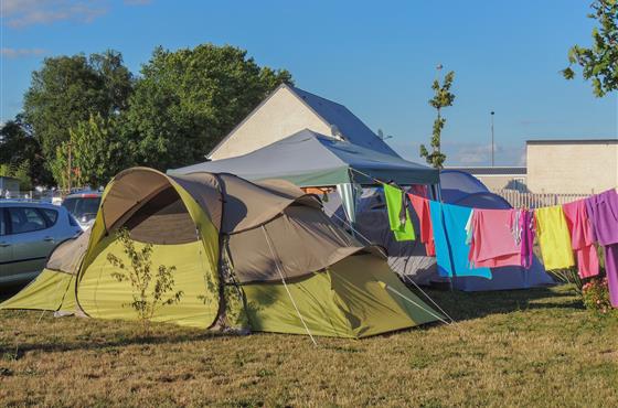 Emplacements camping tentes caravanes et camping-car au Camping Loire et Châteaux à Bréhémont en Indre et Loire proche de Tours et Saumur, près des châteaux de La Loire