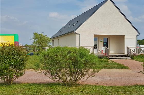 Emplacements camping tentes caravanes et camping-car au Camping Loire et Châteaux à Bréhémont en Indre et Loire proche de Tours et Saumur, près des châteaux de La Loire