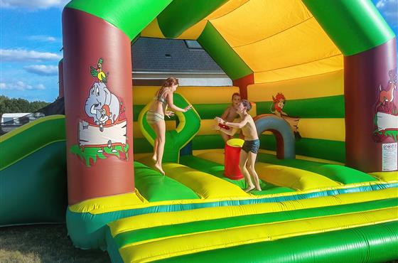 Camping Loire et Châteaux, entre Tours et Saumur, en val de Loire - Château gonflable
