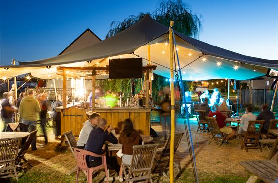 Paillotte snack-bar au camping Loire et Châteaux entre Tours et Saumur près de la Loire